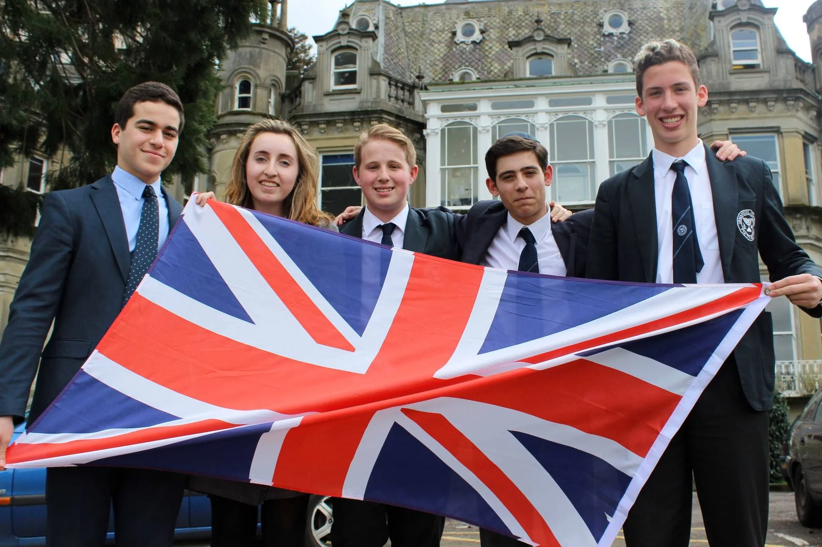 Élèves en uniforme dans une école britannique