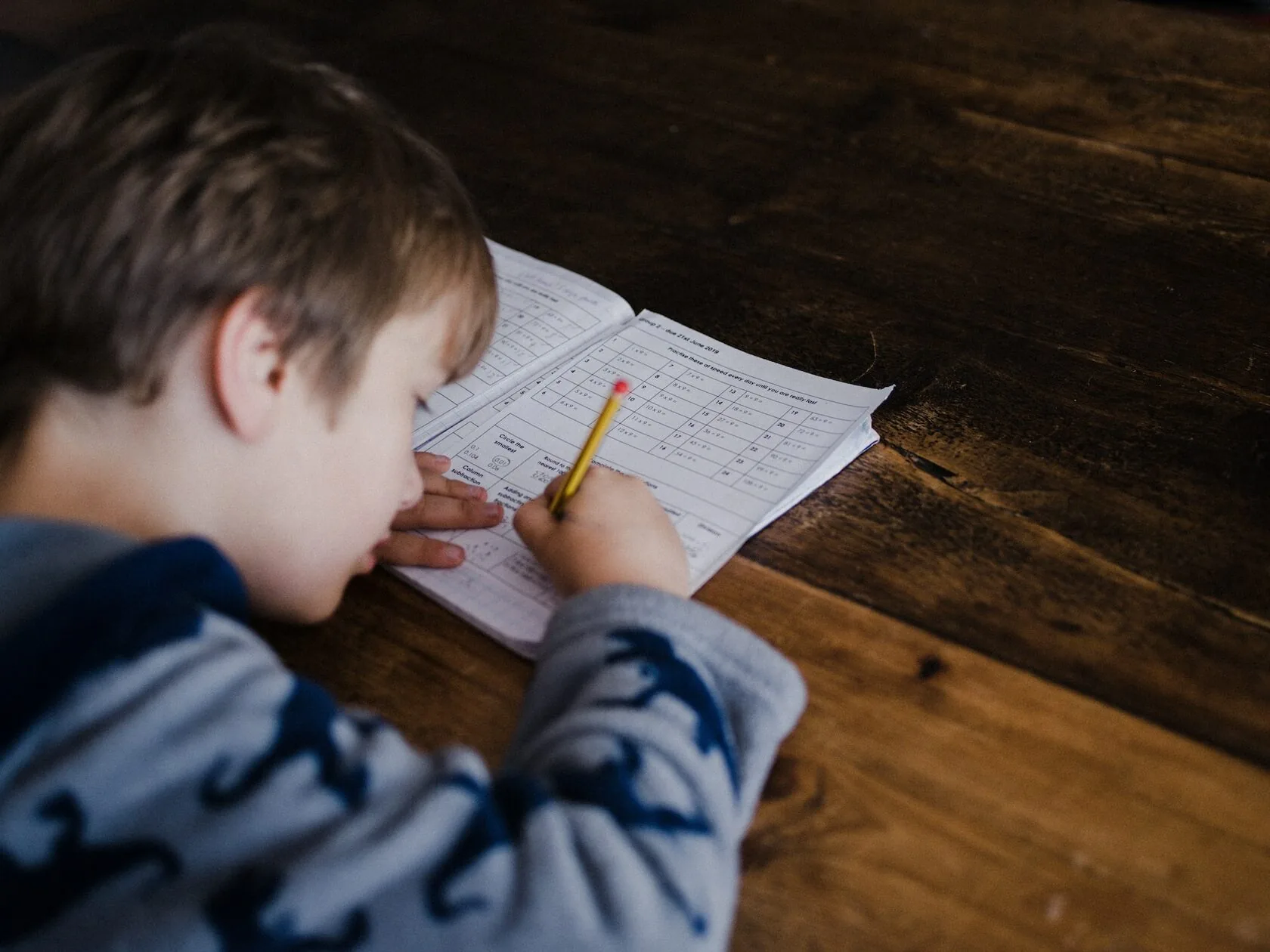 Enfant en cours à la maison