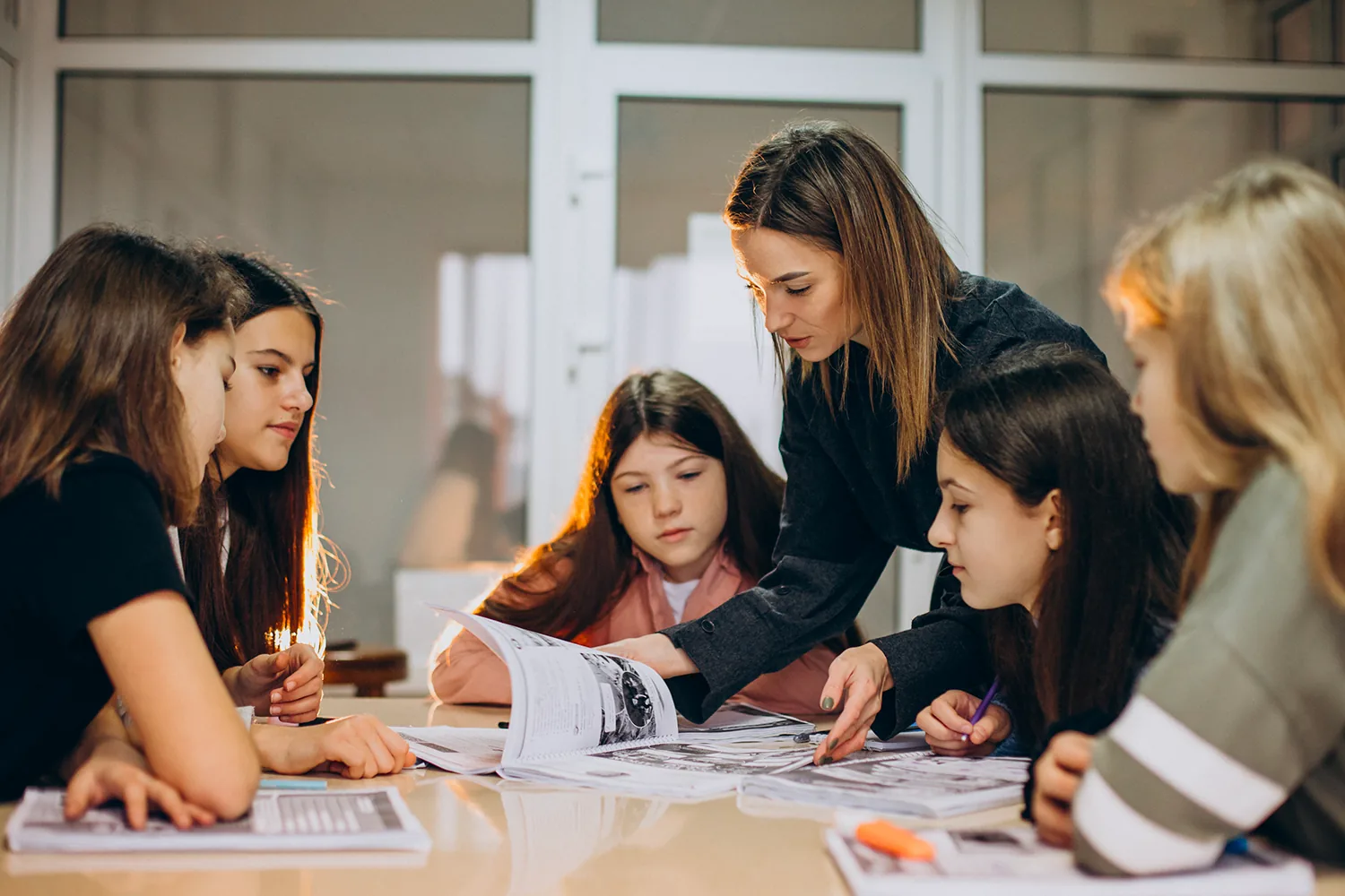 Groupe d'enfants qui étudient ensemble