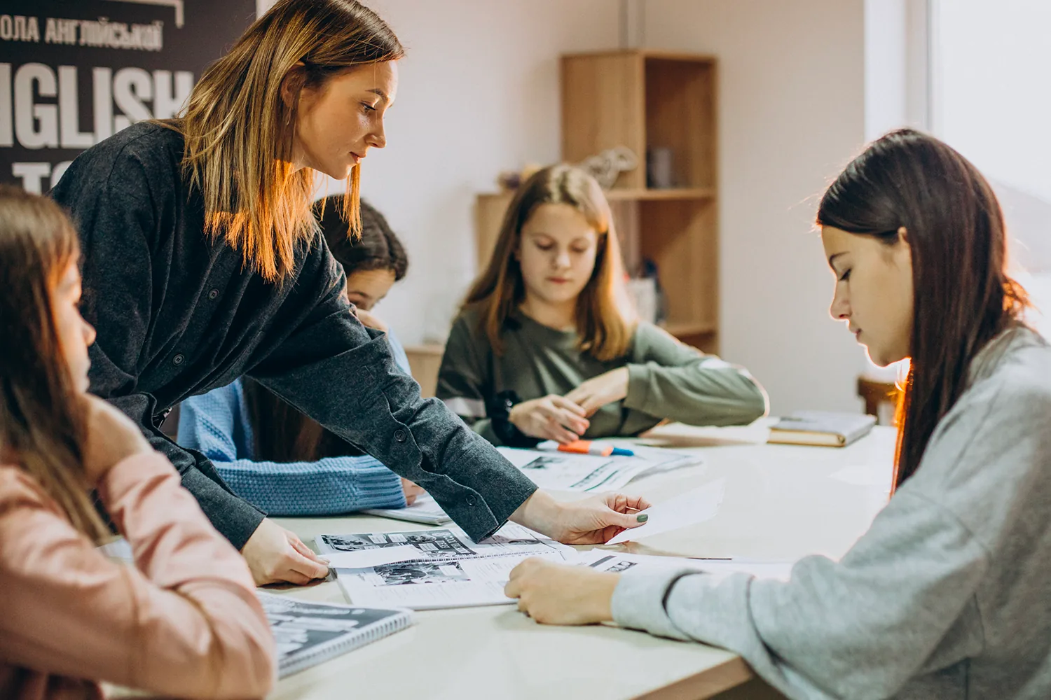 Groupe d'enfants qui étudient ensemble