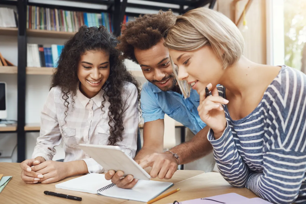 Trois jeunes d'horizons différents étudient ensemble