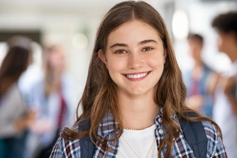 Une élève souriante, prête à démarrer son accompagnement